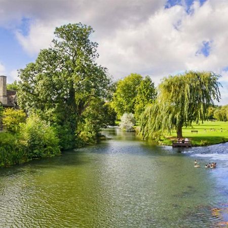 Central Stamford Retreat - Stylish 2-Bed Apartment & Parking Exterior foto